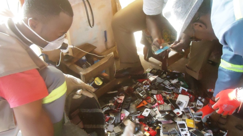 Douala. Des jeunes de l'Ong Fctv effectuent un tri des déchets de téléphones portables.